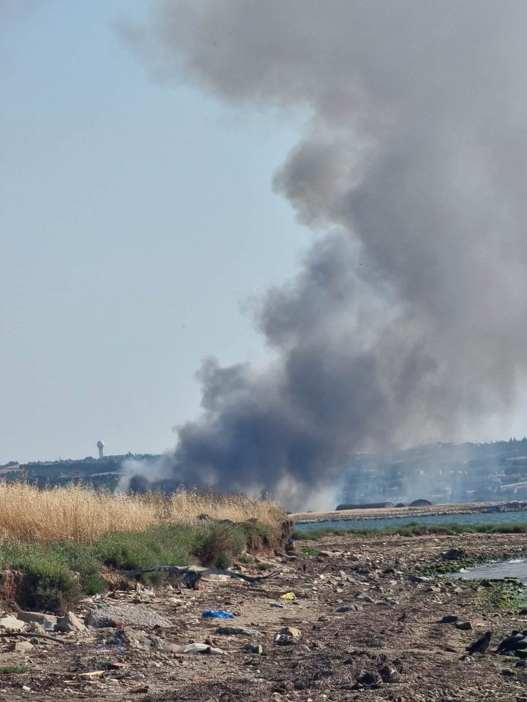Φωτιά στην Περαία Θεσσαλονίκης – Σκουπιδότοπος την τροφοδοτεί