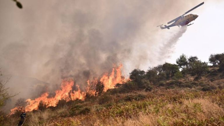 Διπλό μέτωπο φωτιάς στην Κορινθία – Μεγάλη κινητοποίηση της Πυροσβεστικής σε Άνω Αλμυρή και Αγγελόκαστρο