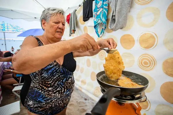 «Κάτω τα χέρια από το ταπεράκι!» – Σάλος στην Ιταλία, beach clubs απαγορεύουν το σπιτικό φαγητό και οι λουόμενοι εξεγείρονται