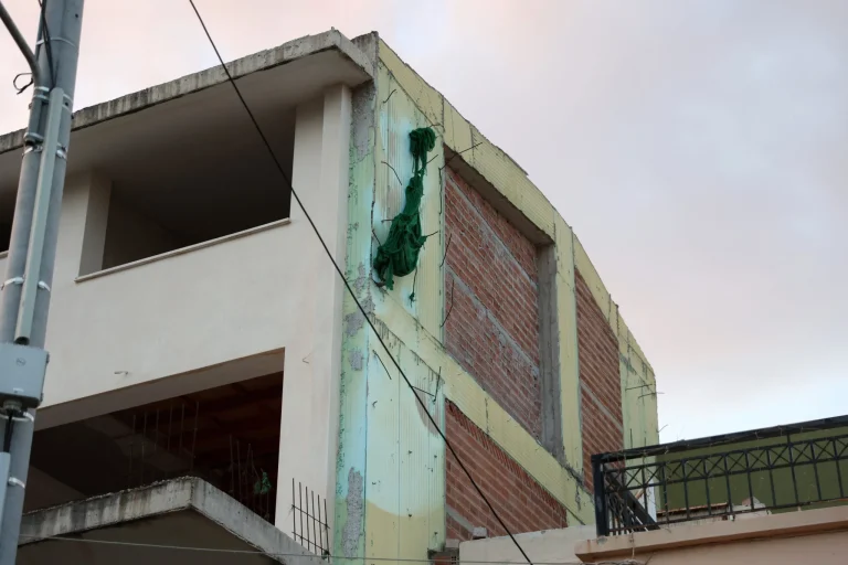 Συγκλονίζει ο άνδρας που τραυματίστηκε από πτώση μεσοτοιχίας σε υποκατασκευή πολυκατοικία στο Μαρούσι