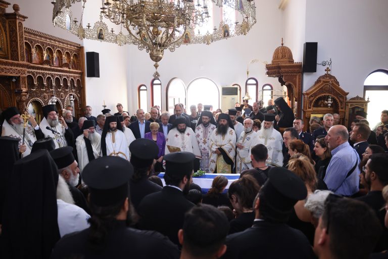 Ρέθυμνο: Το τελευταίο αντίο στον 25χρονο πυροσβέστη – «Έπεσε ηρωικά στο καθήκον»