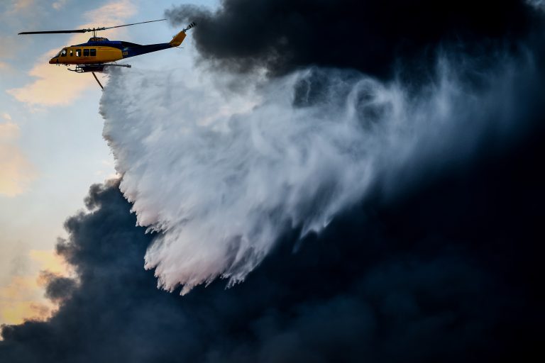 Καλύτερη εικόνα έχει η φωτιά στο Ωραιόκαστρο – Συνελήφθη 76χρονος – 4 πυροσβέστες στο νοσοκομείο