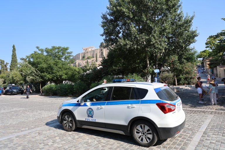 Επίθεση με μαχαίρι έξω από την Ακρόπολη: Δύο ελληνοαμερικάνοι τραυματίες – Συνελήφθη ο 60χρονος δράστης