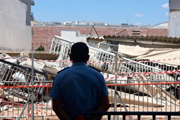 Πετράλωνα: Εκκενώθηκε και η διπλανή πολυκατοικία μετά την κατάρρευση – Στο δρόμο 10 ένοικοι
