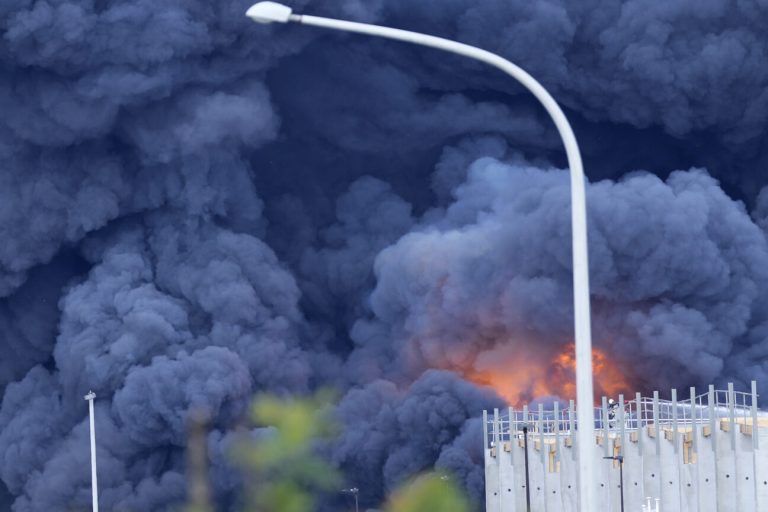 Τραγωδία στην Αμβέρσα: Πολύνεκρη φωτιά σε πολυκατοικία – Άνθρωποι πήδηξαν από τα μπαλκόνια