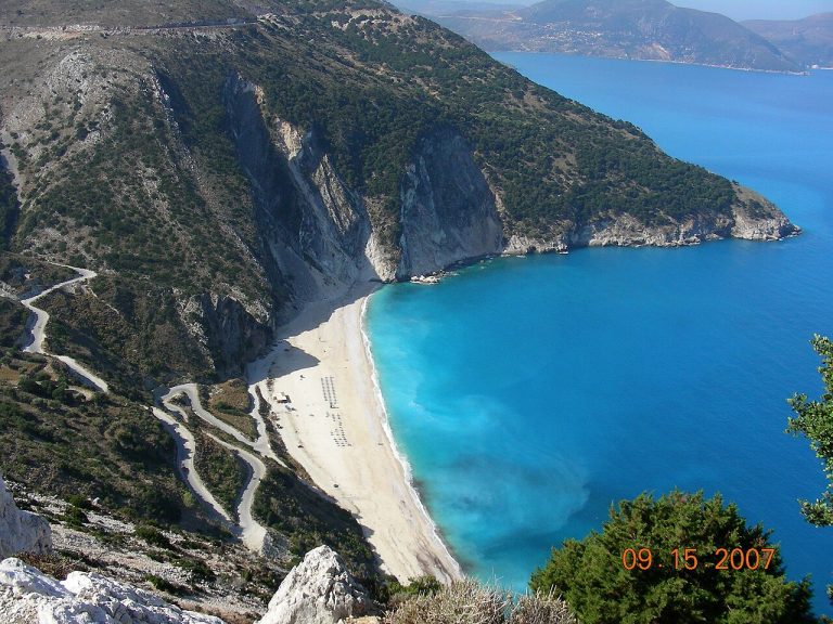 Βίντεο-σοκ από τον Μύρτο Κεφαλονιάς: Κατολίσθηση δίπλα σε λουόμενους