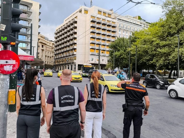 Στους δρόμους της Αθήνας οι νέοι δημοτικοί αστυνομικοί για πρακτική εκπαίδευση
