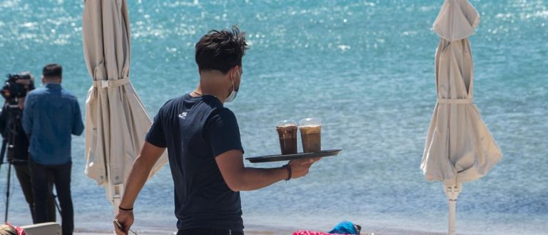 «Πελάτες» αντί για εργαζόμενοι: Τα κόλπα για να παρακάμπτεται η ψηφιακή κάρτα εργασίας