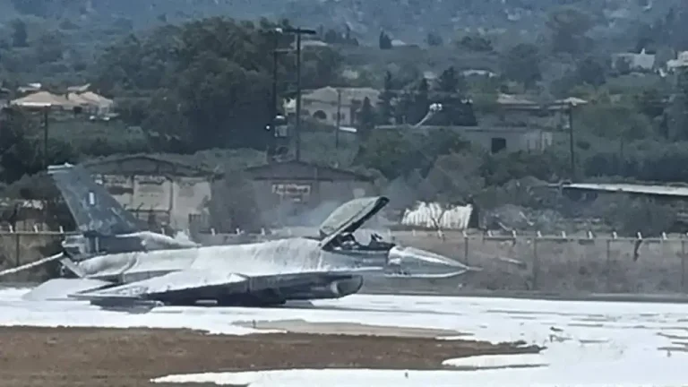 Αναγκαστική προσγείωση F-16 στη Ζάκυνθο μετά από μηχανική βλάβη – Βίντεο δείχνει την κατάσβεση της φωτιάς