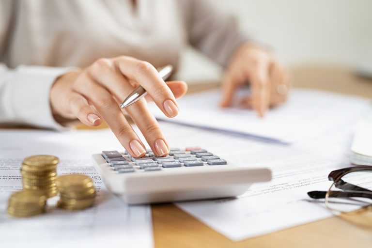 «Βουνό» τα χρέη στην Εφορία: Στα 114,6 δισ. ευρώ οι οφειλές – Το 86,5% ανήκει σε λίγους μεγαλοοφειλέτες