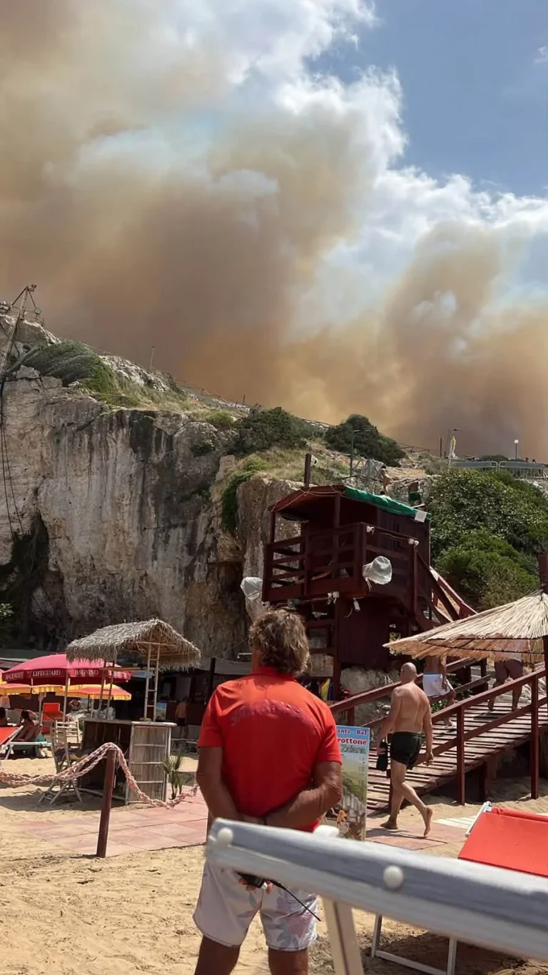 Φωτιά στην Απουλία: Πάνω από 400 άνθρωποι απομακρύνθηκαν δια θαλάσσης – Σε εξέλιξη η επιχείρηση διάσωσης