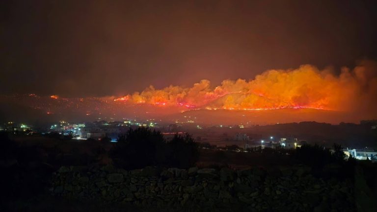 Μεγάλη αναζωπύρωση στην Πάρο: Κοντά σε σπίτια η φωτιά – Μπλακ άουτ σε Ίο, Φολέγανδρο και Σίκινο (video)