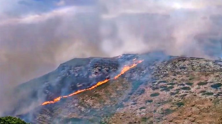 Μαίνεται η φωτιά στην Άνδρο – Νέο μήνυμα 112 για εκκένωση οικισμού (video)
