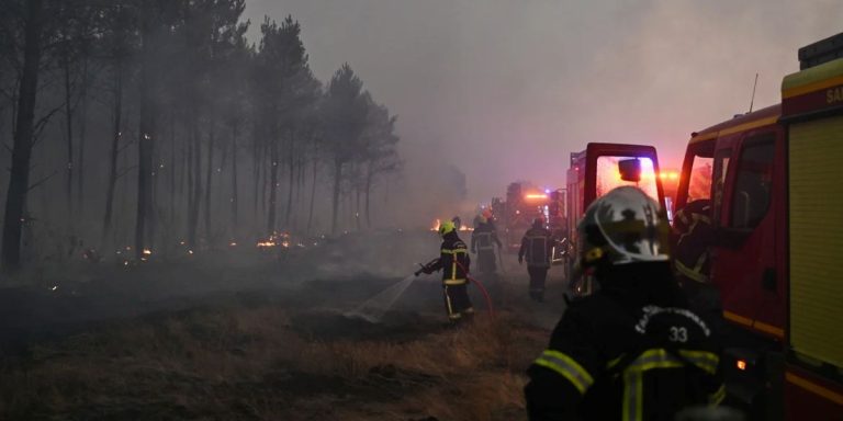 Πύρινη κόλαση σε Γαλλία και Ισπανία: Εκατοντάδες χιλιάδες οι εκτοπισμένοι – Στάχτη έκταση 4 φορές μεγαλύτερη από το Παρίσι (video)