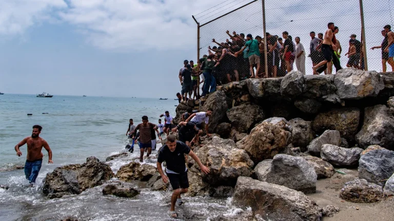 Ισπανία: 9 μετανάστες νεκροί στο θαλάσσιο πέρασμα από το Μαρόκο – Πάνω από 1.500 άτομα έφτασαν στη Θέουτα