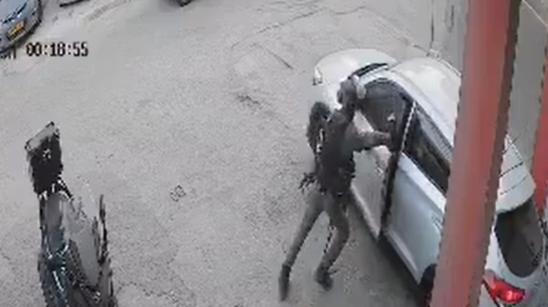 Βίντεο σοκ στη Δυτική Όχθη: Ισραηλινός αστυνομικός έριξε χειροβομβίδα σε όχημα με Παλαιστίνιους