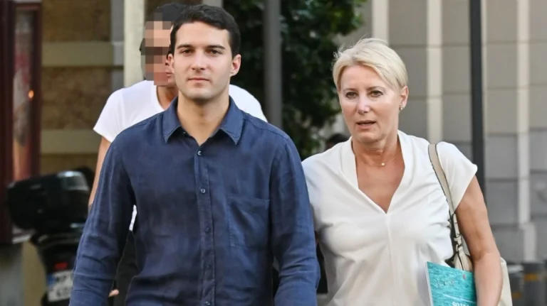 Η βόλτα της Νατάσας Παζαΐτη με τον γιο της Αλέξανδρο Καραμανλή στο κέντρο της Αθήνας