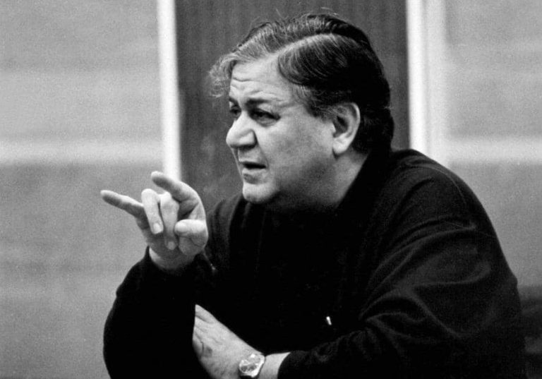 Ένας λόγος αισθητικής: Γιατί ο Χατζιδάκις έγραφε το επίθετό του με «ι»;
