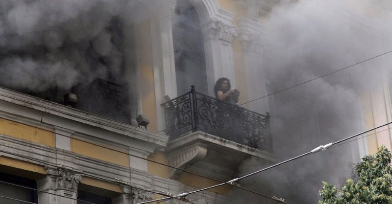 Συνελήφθη στη Μεγάλη Βρετανία η 46χρονη για τον εμπρησμό της Marfin το 2010 (video)