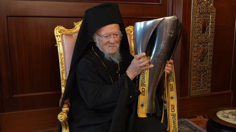 Στο Φανάρι το τρόπαιο της ΑΕΚ – Η συνομιλία Βαρθολομαίου με τον Μάριο Ηλιόπουλο