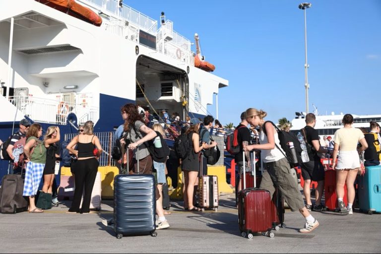 Κορυφώνεται η έξοδος των αδειούχων – Κίνηση στις εθνικές οδούς, γεμάτα τα ΚΤΕΛ, ουρές στον Πειραιά (video)