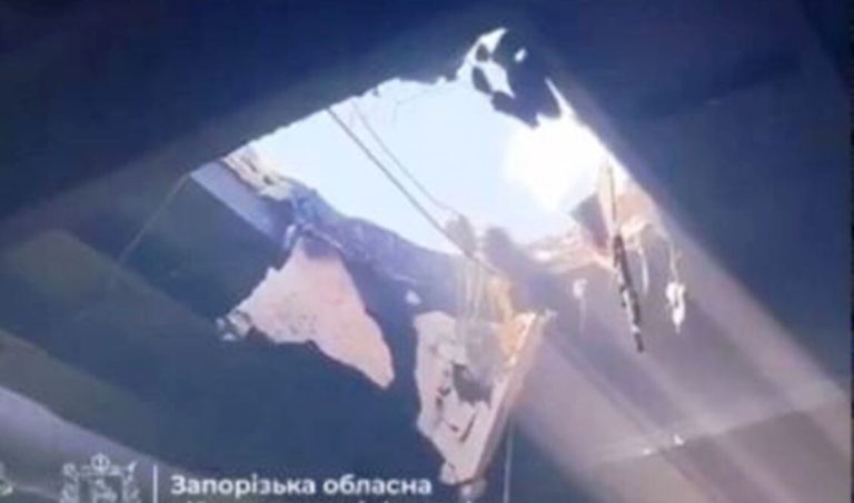 Βίντεο-σοκ από τη Ζαπορίζια: Ρωσικό drone διαπερνά τη στέγη γυμναστηρίου και πέφτει σε πισίνα με λουόμενους