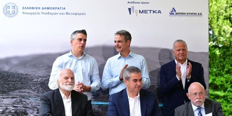 Έπεσαν οι υπογραφές για τον τριπλό κόμβο Σκαραμαγκά – Μητσοτάκης: «Η περιοχή μετατρέπεται σε διεθνές κέντρο logistics» (photo+video)