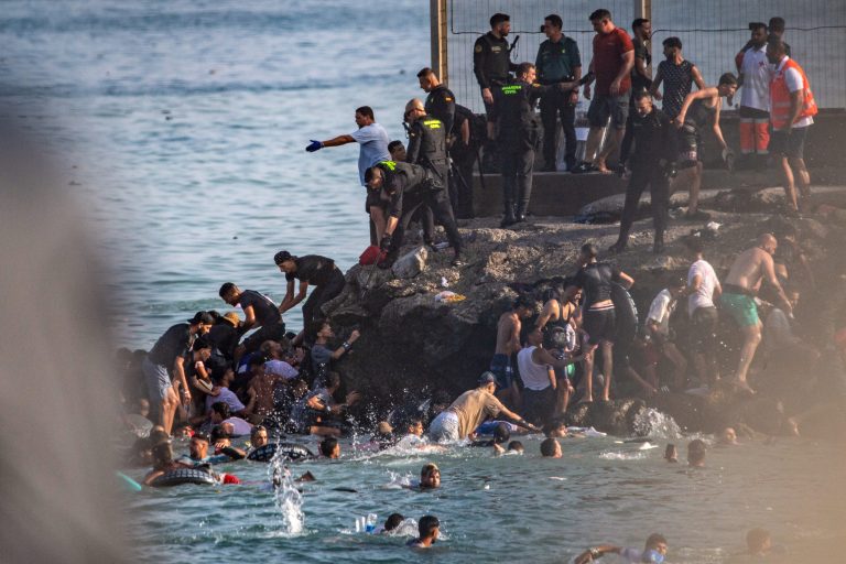 Πώς Ντόναλντ Τραμπ και ευρωπαϊκή ακροδεξιά επιχειρούν να εκμεταλλευτούν την «απόβαση» στη Θέουτα