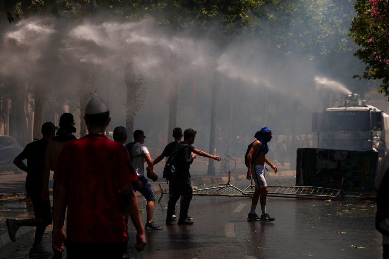 Χάος στα Τίρανα: Σφοδρές συγκρούσεις διαδηλωτών με την αστυνομία έξω από τη Βουλή