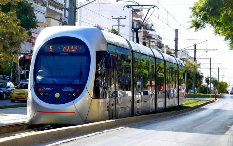 Φάληρο: Τραμ συγκρούστηκε με τρίκυκλο – Τραυματίστηκε ανήλικη