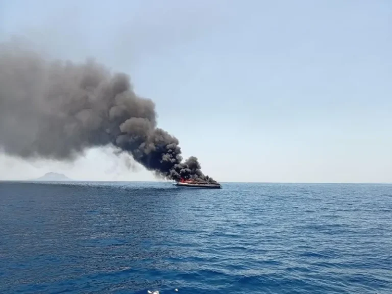 Παρανάλωμα της φωτιάς ταχύπλοο στη Βουλιαγμένη (VIDEO)