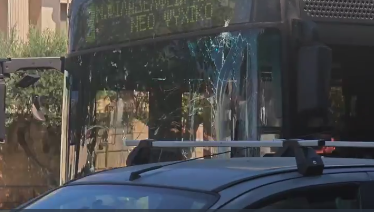 Σύγκρουση λεωφορείου με τρόλεϊ στην Πανεπιστημίου – Τέσσερις ελαφρά τραυματίες