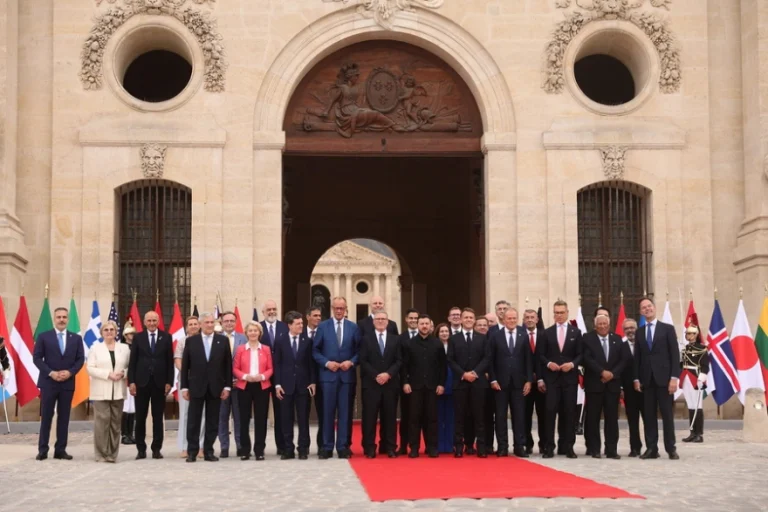 Στο Παρίσι απόψε ο Μητσοτάκης για τη Σύνοδο της «Συμμαχίας των Προθύμων»