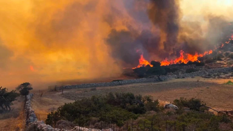 Φωτιά στην Πάρο: Χωρίς ρεύμα Φολέγανδρος και Σίκινος – Ελεύθεροι δήμαρχος και ακόμα 3 άτομα που συνελήφθησαν για την πυρκαγιά (video)