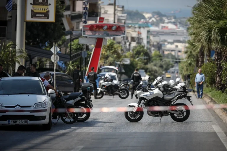 Χειροβομβίδα στη Γλυφάδα: Στο μικροσκόπιο ο Έλληνας που την παρέδωσε – Τι ερευνούν για τον ισοβίτη των Διαβατών (video)