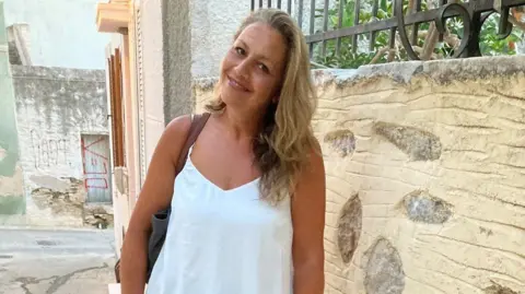 Διακοπές στη Σύρο κατέληξαν σε εφιάλτη: 51χρονη έμεινε 42 ημέρες σε κώμα μετά από σπάνια λοίμωξη