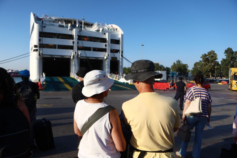 Η Αθήνα φεύγει για νησί: «Βουλιάζει» από κόσμο ο Πειραιάς