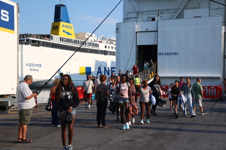 Φεύγουν οι τελευταίοι εκδρομείς του Αυγούστου: Πάνω από 27.000 επιβάτες αναχωρούν από τα λιμάνια της Αττικής (video)
