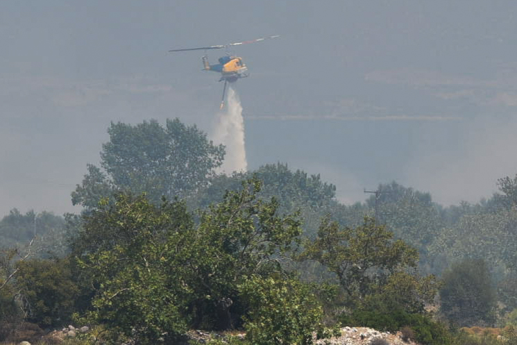 Αίγιο: Βελτιωμένη εικόνα παρουσιάζει η φωτιά αλλά παραμένει σε εξέλιξη