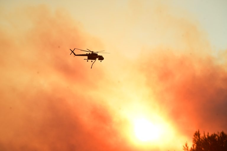 Πύρινη κόλαση: Πλησιάζουν τα Μέγαρα οι φλόγες, συνεχή μηνύματα του 112 για εκκενώσεις