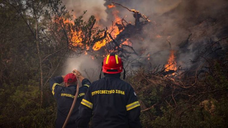 Μάχη σε δύο μέτωπα δίνουν οι πυροσβέστες στη Σκύρο – Ξεπερνούν τα 7 μποφόρ οι άνεμοι