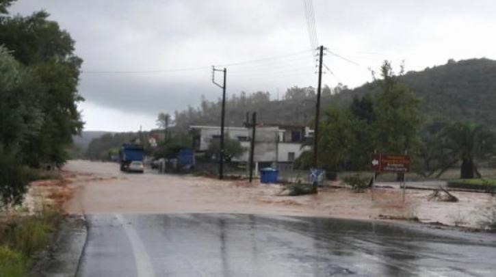 Καλοκαιρινό μπουρίνι στη Μάνη: Οι δρόμοι έγιναν χείμαρροι, νερά μπήκαν σε σπίτια και καταλύματα (Video)