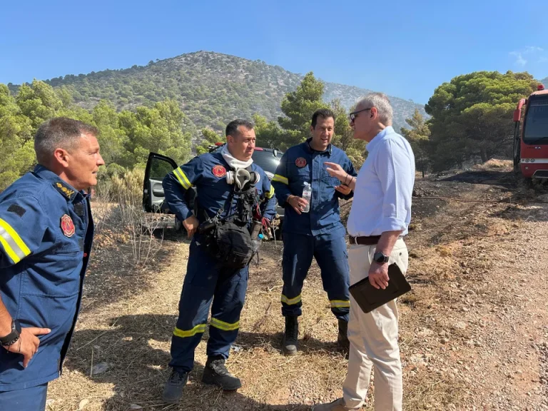 Στον Κουβαρά κοντά στους πυροσβέστες ο Ευάγγελος Τουρνάς προκειμένου να ενημερωθεί για την πυρκαγιά