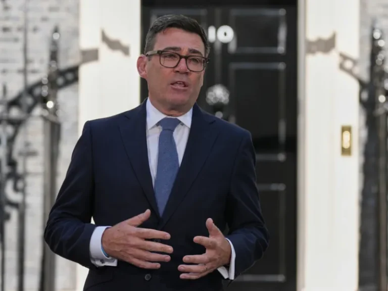 «Δεν είναι μόνο η Βρετανία»: Η μεγάλη ευρωπαϊκή διαμάχη για τους χώρους φιλοξενίας μεταναστών