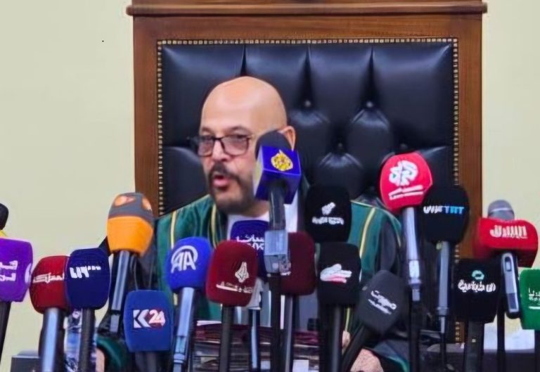 Συρία: Δικαστής που είχε καταδικαστεί σε θάνατο από τον Άσαντ καταδίκασε τον πρώην πρόεδρο στην εσχάτη των ποινών
