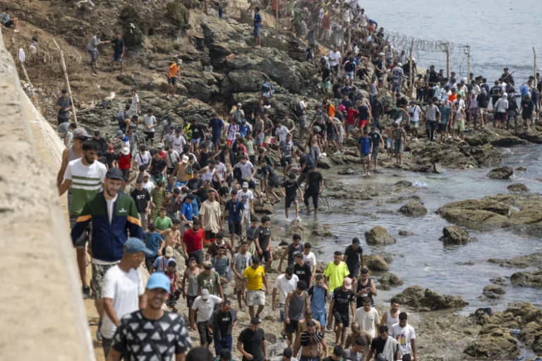 «Μας είπαν ψέματα»: Το όνειρο για την Ευρώπη κατέρρευσε για χιλιάδες μετανάστες στη Θέουτα (video)