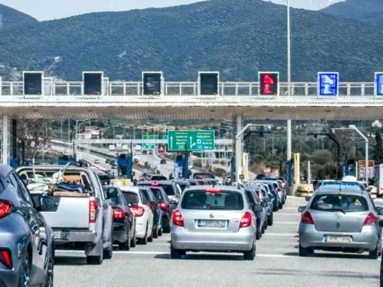 Επιστροφή εκδρομέων του Δεκαπενταύγουστου: Αυξημένη κίνηση στην Αθηνών-Κορίνθου – Πού εντοπίζονται τα προβλήματα