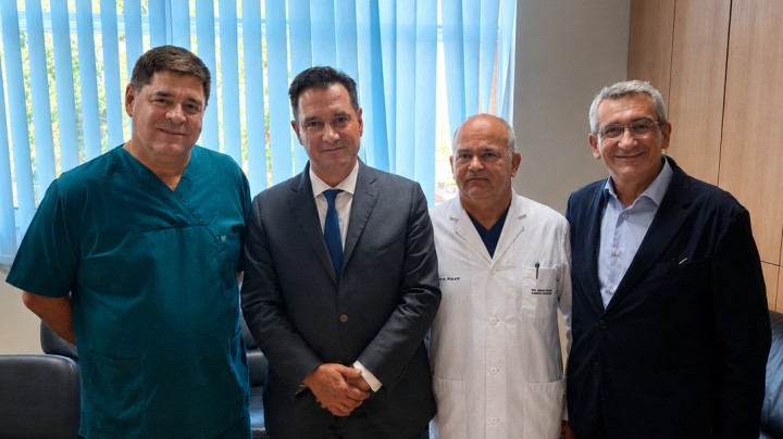 Αυτοψία και δεσμεύσεις Άδωνι Γεωργιάδη στο νοσοκομείο της Ρόδου