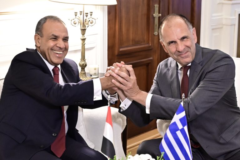 Γεραπετρίτης – Αμπντελάτι: Στο επίκεντρο η ενίσχυση της συνεργασίας Ελλάδας, Κύπρου και Αιγύπτου