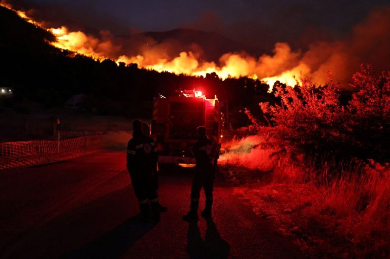 Μαίνεται η φωτιά στη Δυτική Αττική: Σε Άγιο Νεκτάριο και Κανδήλι το κύριο μέτωπο – Στη «μάχη» τα εναέρια μέσα